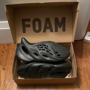 Foam Runner Onyx Size 9